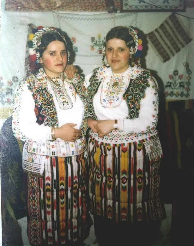 Fotografi e trashëgimisë familjare me veshje tradicionale