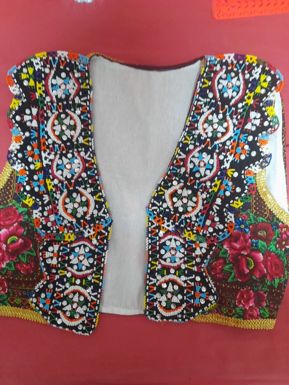 Jelek floral me rruaza të zeza