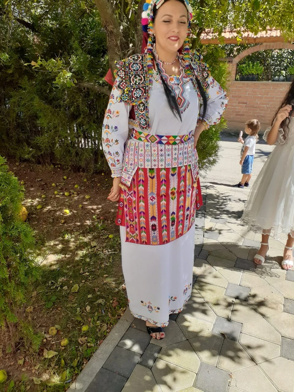 Grua me komplet tradicional nga Medvegja